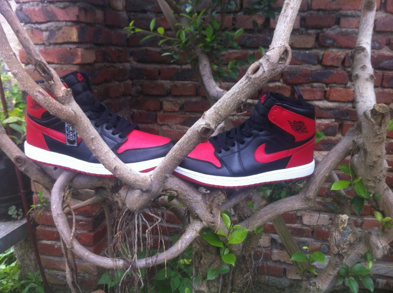 Men's Jordan 1 High Black Red Basketball Shoes 555088-123 - product image from the listing.
