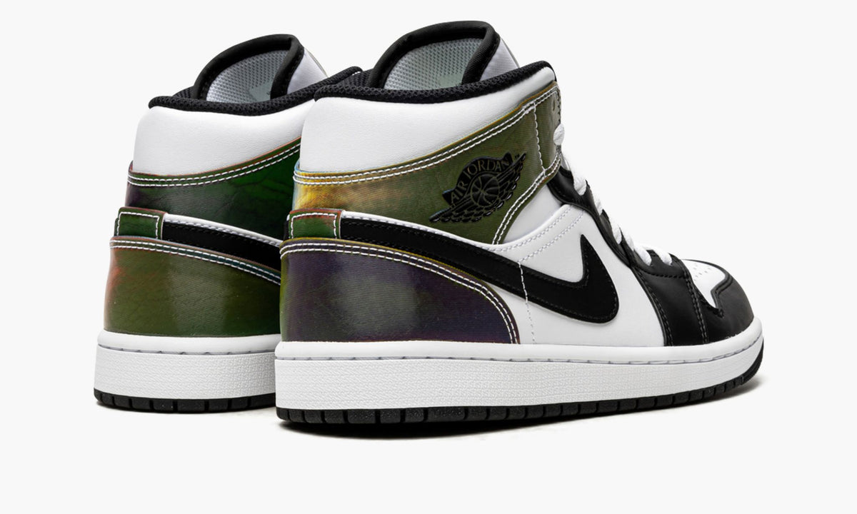 "Heat Reactive" Air Jordan 1 Mid SE - product image from the listing.