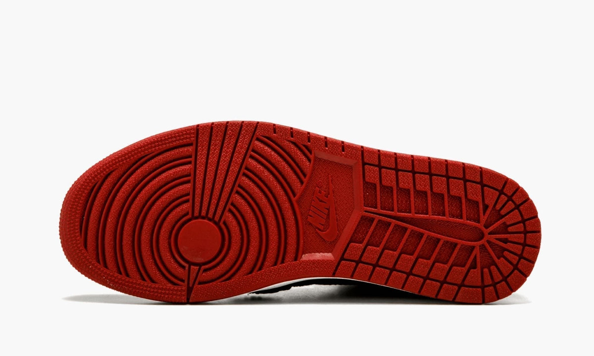HI Flyknit - Air Jordan 1 Retro - product image from the listing.