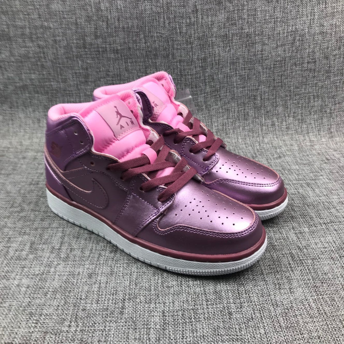Sneakers Pink Rose - Jordan 1 Mid AV5174-640 - product image from the listing.