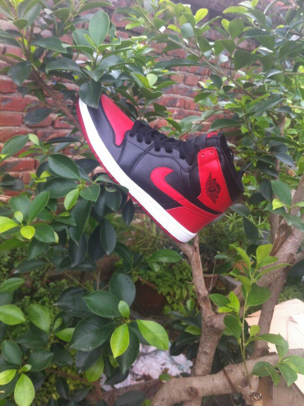 Men's Jordan 1 High Black Red Basketball Shoes 555088-123 - product image from the listing.