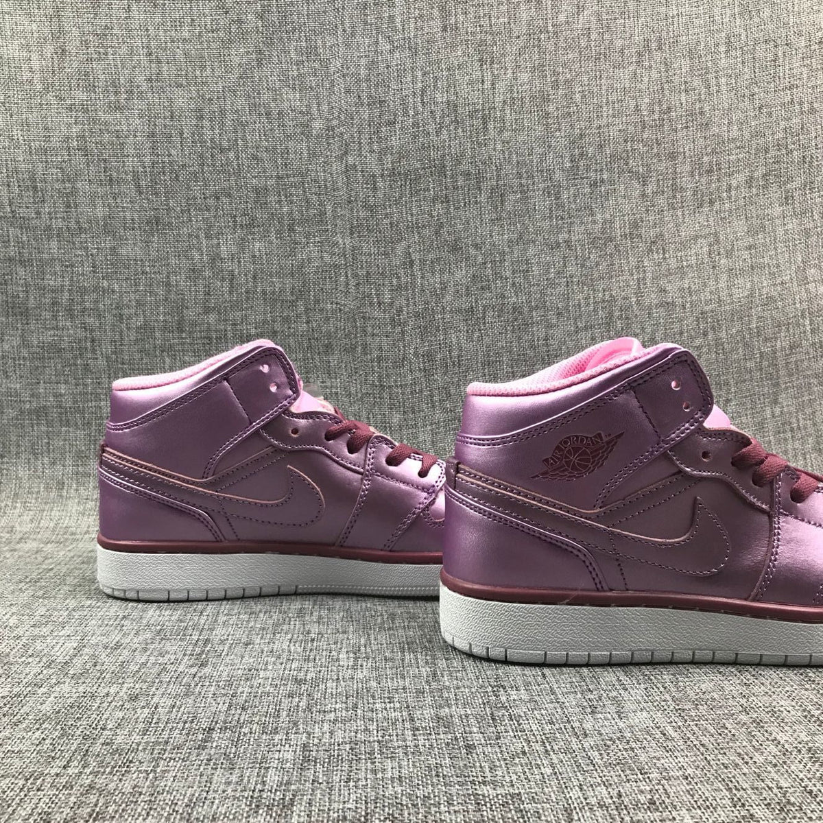 Sneakers Pink Rose - Jordan 1 Mid AV5174-640 - product image from the listing.
