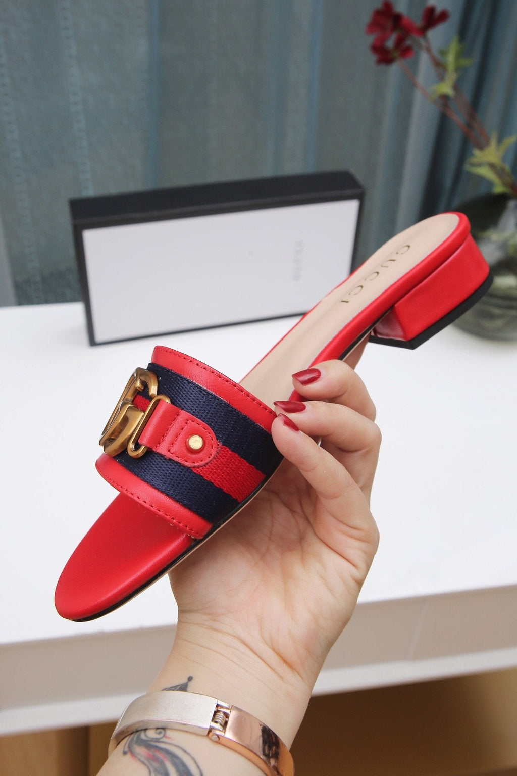 slides by Gucci - product photo shown in the listing for this item.