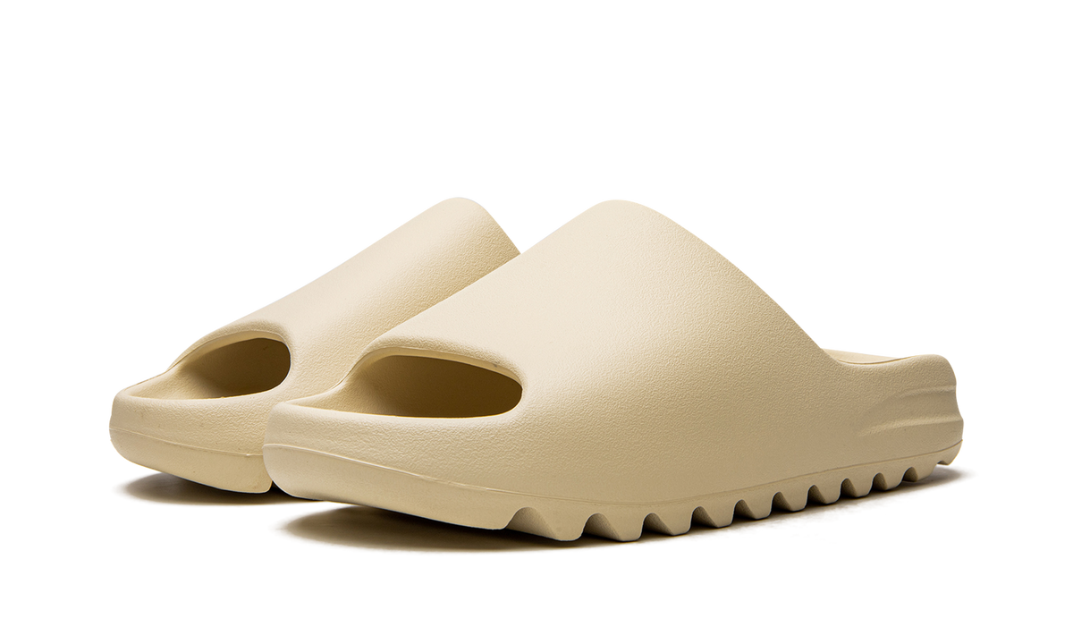 "Bone 2022" Yeezy Slide FZ5897 - product image from the listing.